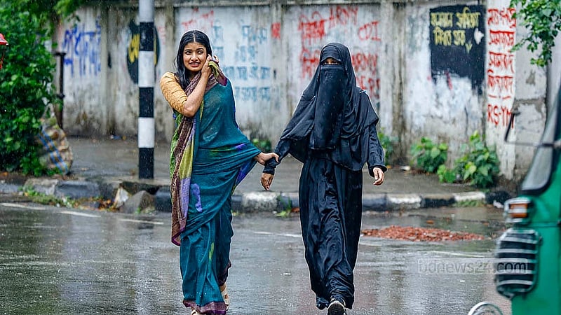 রাজধানীতে বৃহস্পতিবার টানা বৃষ্টিতে মানুষ বিপাকে পড়লেও অনেকে সেটিকে উপভোগ করেন। ঢাকা বিশ্ববিদ্যালয় এলাকায় বৃষ্টিতে ভেজেন কেউ কেউ। ছবি: মাহমুদ জামান অভি