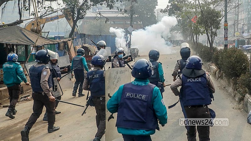 রাজধানীর কারওয়ান বাজারে রোববার পুলিশের সঙ্গে মোবাইল ব্যবসায়ীদের সংঘর্ষ। ছবি: আব্দুল্লাহ আল মমীন