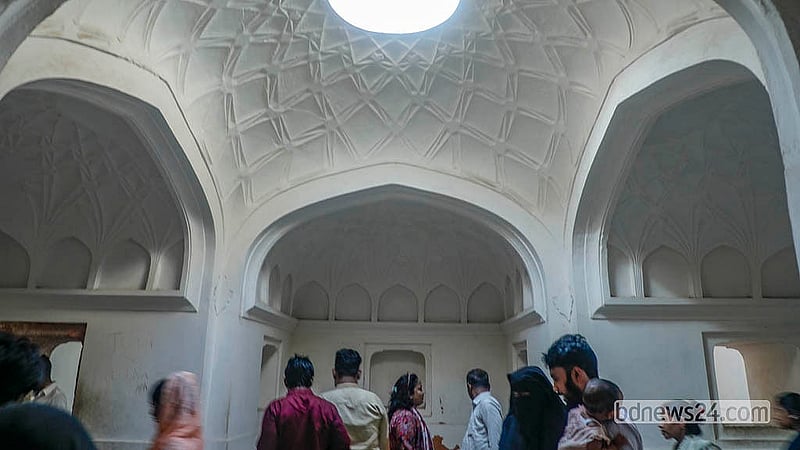 লালবাগ কেল্লার হাম্মামখানা ঘুরে দেখেন দর্শনার্থীরা। সাপ্তাহিক ছুটির দিন শুক্রবার লালবাগ কেল্লায় মানুষের ভিড় দেখা যায়