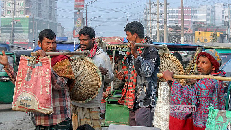 সাভারের হেমায়েতপুর বাস টার্মিনাল এলাকার হাটে আসা এক দল শ্রমিক কাজ পেয়ে যাওয়ায় রওনা দেন কাজের ঠিকানায়