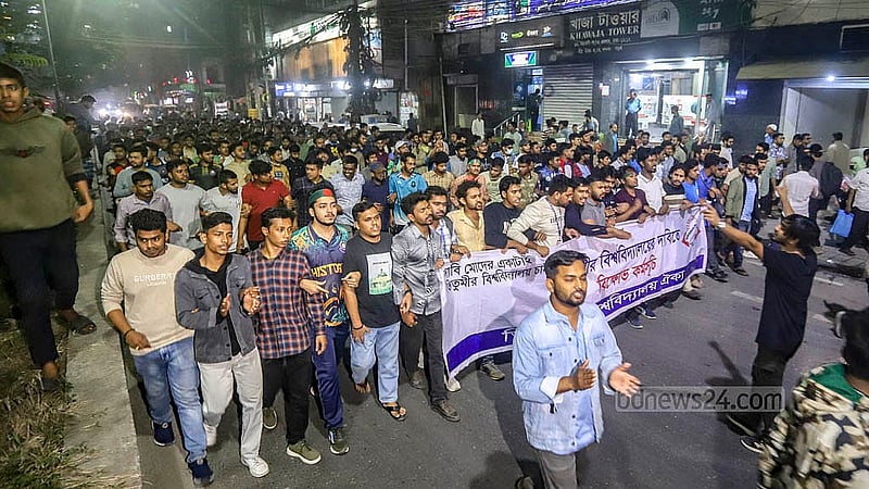 শিক্ষা উপদেষ্টার বক্তব্য ‘প্রত্যাখ্যান’ করে রোববার বিক্ষোভ মিছিল বের করেন স্বতন্ত্র বিশ্ববিদ্যালয়সহ সাত দাবিতে আন্দোলনে নামা সরকারি তিতুমীর কলেজের শিক্ষার্থীরা। ছবি: আব্দুল্লাহ আল মমীন