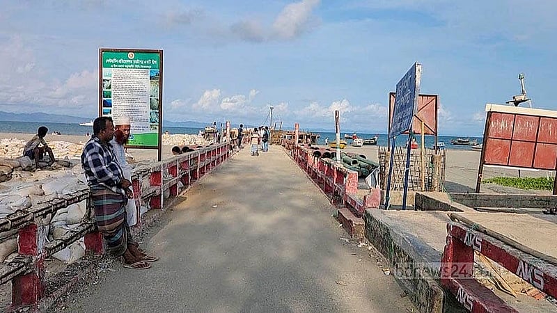 গত ফেব্রুয়ারির পর থেকে চলাচল বন্ধ রয়েছে সেন্ট মার্টিনে। ফলে পর্যটকদের ওপর নির্ভর করে চলা স্থানীয় বাসিন্দারা এখন বেকার হয়ে পড়েছেন।