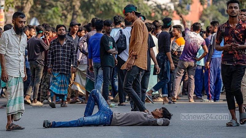 ঢাকার খিলগাঁও এলাকায় বৃহস্পতিবার সড়ক অবরোধ করে বিক্ষোভ করেন ব্যাটারিচালিত রিকশাচালকরা। ছবি: মাহমুদ জামান অভি