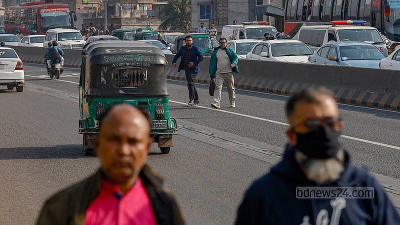 গুলিস্তান-যাত্রাবাড়ী ফ্লাইওভারে যানবাহন থেকে নামা যাত্রীরা ঝুঁকি নিয়ে যাচ্ছে সড়কের এক পাশ থেকে অন্য পাশে। ছবি: মাহমুদ জামান অভি