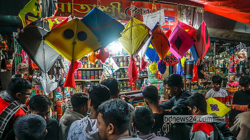 সাকরাইনের আগে পুরান ঢাকার শাঁখারীবাজারের দোকান ঘুরে ঘুরে ঘুড়ি দেখছেন ক্রেতারা