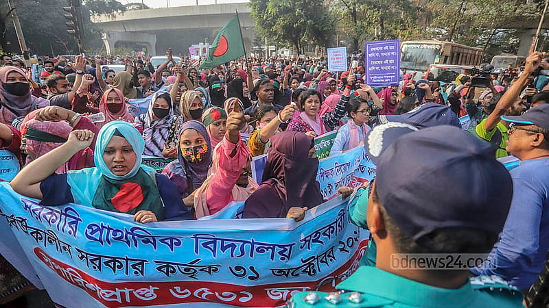 সরকারি প্রাথমিক বিদ্যালয়ের সহকারী শিক্ষক পদে যাদের নিয়োগ বাতিল হয়েছে, তারা রোববার শাহবাগে মহাসমাবেশ শেষে সচিবালয়ের দিকে পদযাত্রা করেন। ছবি: আব্দুল্লাহ আল মমীন