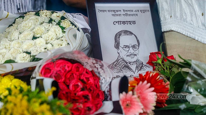 বৃষ্টি উপেক্ষা করে কেন্দ্রীয় শহীদ মিনার প্রাঙ্গণে শনিবার এমিরেটাস অধ্যাপক ও সাহিত্যিক সৈয়দ মনজুরুল ইসলামের কফিন ভরে ওঠে ফুলে ফুলে। ছবি: আব্দুল্লাহ আল মমীন