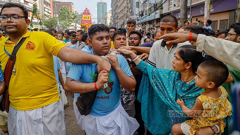 সনাতন ধর্মাবলম্বীদের শ্রী শ্রী জগন্নাথ দেবের রথযাত্রায় দড়ি ধরে অনেককেই আশীর্বাদ নিতে দেখা যায়। ছবি: মাহমুদ জামান অভি