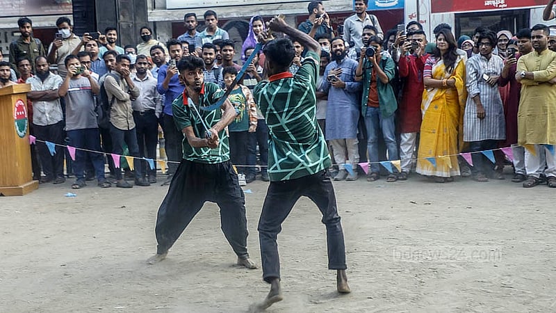 ঢাকা বিশ্ববিদ্যালয় টিএসসির পায়রা চত্বরে নবান্ন উৎসবে গ্রামবাংলার ঐতিহ্যবাহী  ‘দা খেলা’