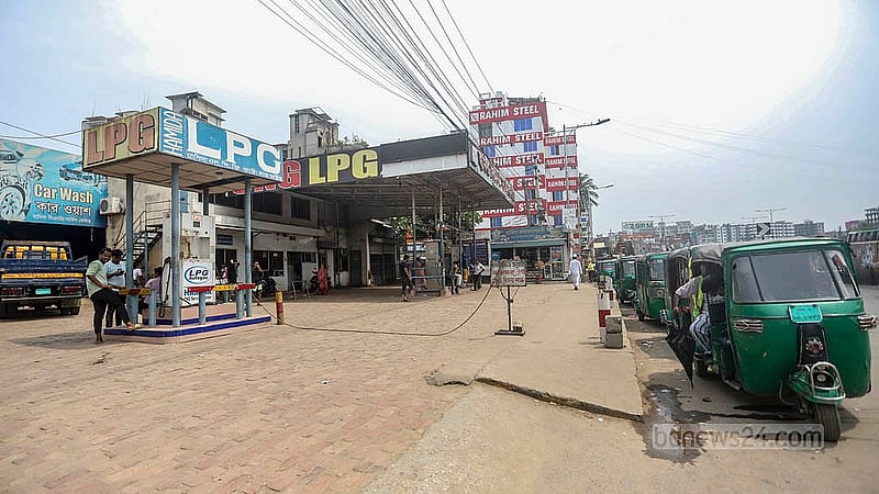 রাজধানীর মুরাদপুর এলাকায় সকাল থেকে সিএনজি রিফুয়েলিং স্টেশনে গ্যাস না থাকায় গাড়ির দীর্ঘ সারি। ছবি: আব্দুল্লাহ আল মমীন
