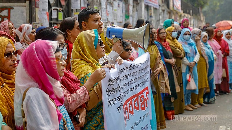ঢাকা সেন্ট্রাল ইউনিভার্সিটির খসড়া অধ্যাদেশ থেকে ‘স্কুলিং পদ্ধতি’ বাতিলসহ বেশ কিছু দাবিতে বুধবার ইডেন মহিলা কলেজের শিক্ষার্থীদের আন্দোলনের পাশেই মানববন্ধন করেন প্রতিষ্ঠানটির শিক্ষকরা। ছবি: মাহমুদ জামান অভি