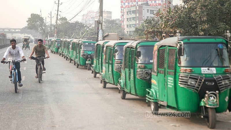 রাজধানীর রায়েরবাগ এলাকায় রোববার অবৈধ গ্যাস সংযোগের বিরুদ্ধে অভিযান পরিচালনা করে তিতাস। এসময় আশাপাশের ফিলিং স্টেশনে গ্যাসের ‘স্বল্পচাপ’ থাকায় দেখা দেয় গাড়ির দীর্ঘ লাইন