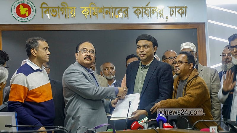 সংসদ নির্বাচনের মনোনয়নপত্র জমা দেওয়ার শেষ দিন ছিল সোমবার। এদিন ঢাকা বিভাগীয় কমিশনার ও রিটার্নিং কর্মকর্তার কার্যালয়ে মনোনয়নপত্র জমা দেন প্রার্থীরা