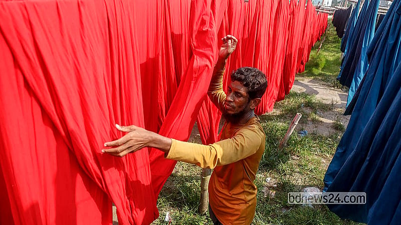 ডায়িং কারখানায় রং করা কাপড় শুকাতে ঘণ্টা দুয়েক সময় লাগে। মাঝে দুই থেকে তিনবার সেগুলো নেড়ে দিতে হয়