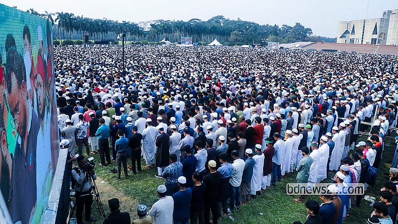 জাতীয় সংসদ ভবন প্রাঙ্গণে শনিবার দুপুরে ইনকিলাব মঞ্চের আহ্বায়ক শরীফ ওসমান বিন হাদির জানাজায় অংশ নেন লাখো মানুষ