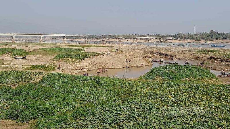 সুনামগঞ্জের তাহিরপুর উপজেলার যাদুকাটা নদীতে বালু তোলার তাণ্ডবে হুমকির মুখে ‘শাহ আরেফিন-অদ্বৈত মৈত্রী’ সেতু।  