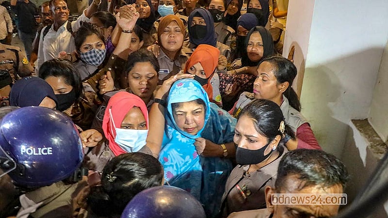জুলাই আন্দোলনের আশরাফুল হত্যাচেষ্টা মামলায় সাবেক স্পিকার শিরীন শারমিন চৌধুরীকে মঙ্গলবার দুপুরে ঢাকার আদালতে হাজির করা হয়। ছবি: আব্দুল্লাহ আল মমীন