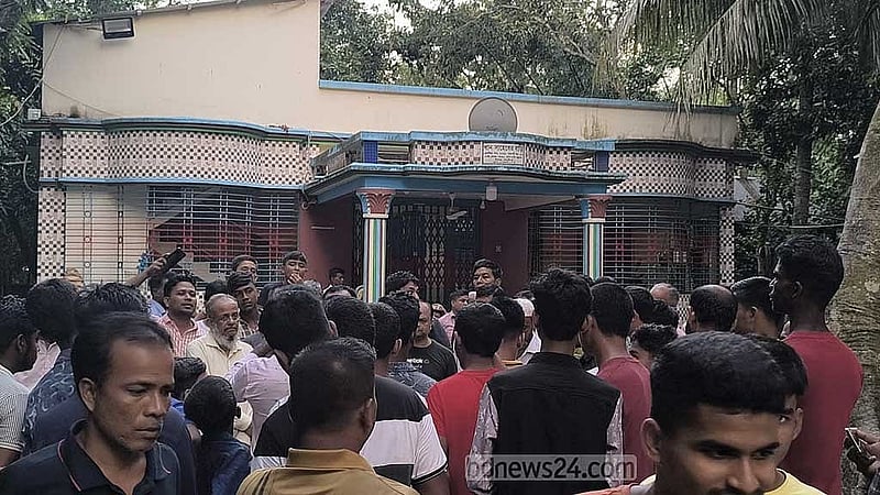 মাদারীপুরের শিবচর উপজেলার ভদ্রাসন ইউনিয়নের সাহাপাড়া এলাকায় মাহাবুবর রহমান সবুজের বাড়িতে স্বজন ও স্থানীয়দের ভিড়।