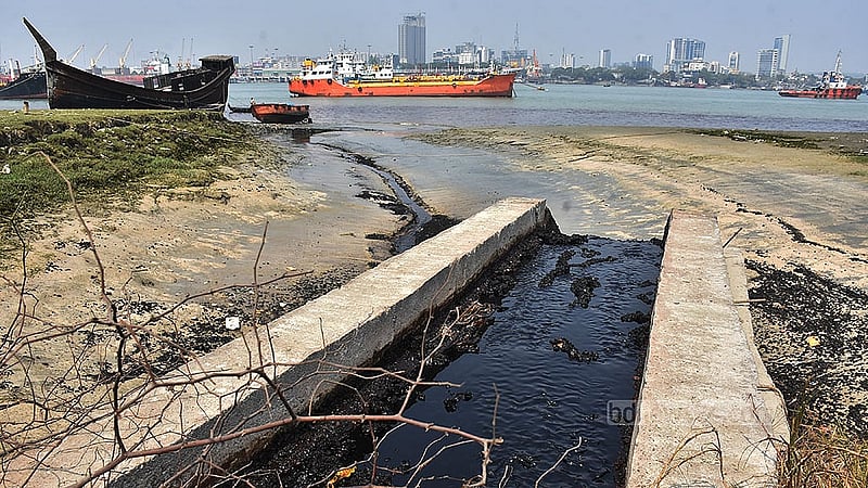 ৫ মার্চ ২০২৪: চট্টগ্রামে এস আলম সুগার রিফাইন্ড ইন্ডাস্ট্রিজের গুদামে আগুন লাগার একদিন বাদেও তা পুরোপুরি নেভাতে পারেনি ফায়ার সার্ভিস। সুগার মিলের ১ নম্বর গুদামে অগ্নিকাণ্ডে পোড়া অপরিশোধিত চিনি কালো তরল হয়ে মিশতে দেখা যায় কর্ণফুলীতে; তাতে দূষিত হয়ে পড়ে নদীর পানি। ছবি: সুমন বাবু
