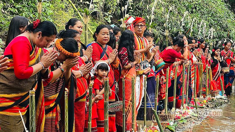 চৈত্রের শেষ দিন হারি বৈসুর সকালে খাগড়াছড়ির চেঙ্গী নদীর তীরে ফুল নিয়ে জড়ো হন ত্রিপুরা নারী ও শিশুরা