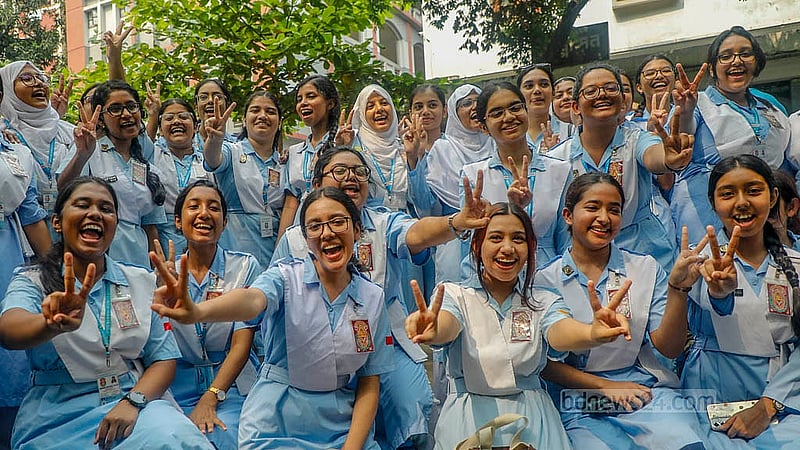 এইচএসসি পরীক্ষার ফলাফল ভালো হওয়ায় বৃহস্পতিবার বেইলি রোডে ভিকারুননিসা নূন স্কুল অ্যান্ড কলেজের শিক্ষার্থীদের বিজয় উল্লাস। ছবি: আব্দুল্লাহ আল মমীন