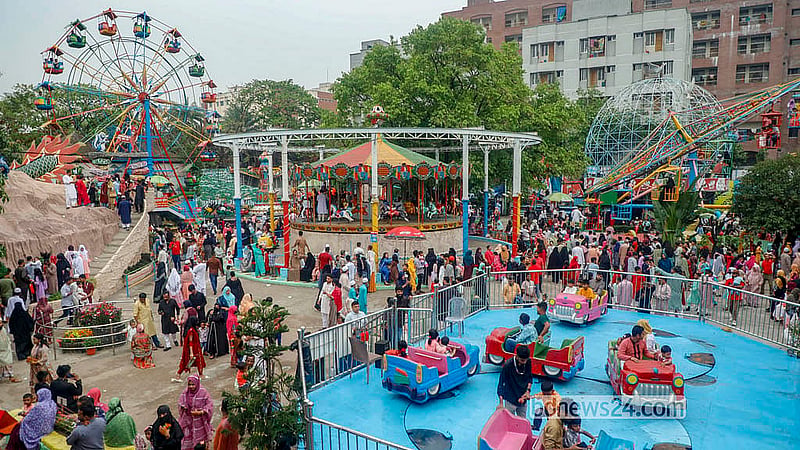 রাজধানীর শ্যামলীর শিশু মেলায় ঈদের দিন দর্শনার্থীদের ভিড়