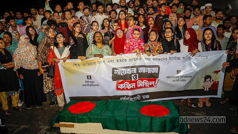 ধর্ষণ ও নারী নির্যাতনের প্রতিবাদে বৃহস্পতিবার রাতে রাজু ভাস্কর্যের সামনে স্লোগান দিচ্ছেন বিক্ষোভকারীরা। ছবি: মাহমুদ জামান অভি
