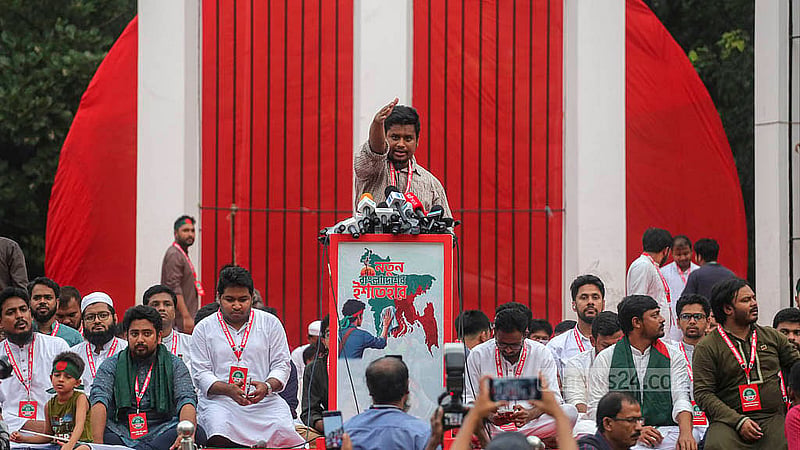কেন্দ্রীয় শহীদ মিনার প্রাঙ্গণে রোববার জাতীয় নাগরিক পার্টির (এনসিপি) সমাবেশে বক্তব্য রাখেন দলটির দক্ষিণাঞ্চলের মুখ্য সংগঠক হাসনাত আবদুল্লাহ। ছবি: আব্দুল্লাহ আল মমীন