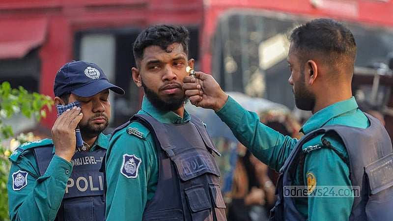 সরকারি প্রাথমিক বিদ্যালয়ে সহকারী শিক্ষক পদে নিয়োগ বাতিল হওয়া প্রার্থীদের সচিবালয়মুখী পদযাত্রা ছত্রভঙ্গ করতে কাঁদুনে গ্যাস ছোড়ে পুলিশ। এ সময় গ্যাসের ঝাঁজ থেকে রক্ষা পেতে অনেককে আগুন জ্বালিয়ে শ্বাস নিতে দেখা যায়। ছবি: আব্দুল্লাহ আল মমীন
