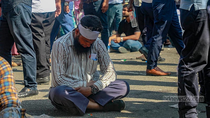 বেতনবৈষম্য নিরসনের দাবিতে কাকরাইলের অডিটর ভবনের সামনে বিক্ষোভ করেন অডিটররা। ছবি: মাহমুদ জামান অভি