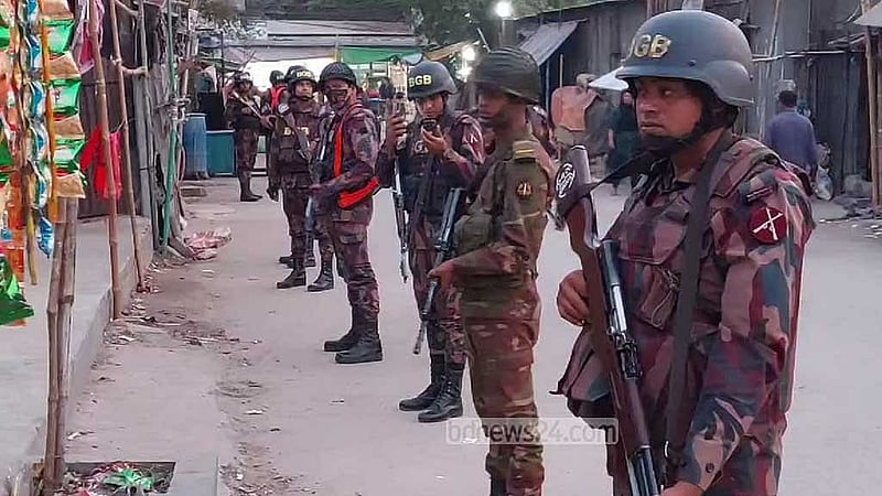 সন্ধ্যা থেকে রাত ৯টা পর্যন্ত চলা এই অভিযানে সেনাবাহিনী, র‍্যাব, বিজিবি ও পুলিশ সদস্যা অংশ নেন।