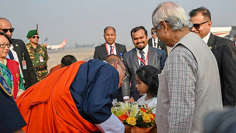 ভুটানের প্রধানমন্ত্রী শেরিং টোবগে শনিবার হযরত শাহজালাল আন্তর্জাতিক বিমানবন্দরে এলে প্রধান উপদেষ্টা মুহাম্মদ ইউনূস তাকে ফুল দিয়ে শুভেচ্ছা জানান