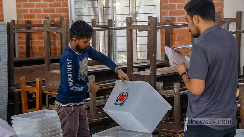 ঢাকার আজিমপুর গভর্নমেন্ট গার্লস স্কুল অ্যান্ড কলেজ কেন্দ্রে সোমবার ব্যালট বক্স প্রস্তুতের কাজ করছেন নির্বাচন কমিশনের কর্মীরা
