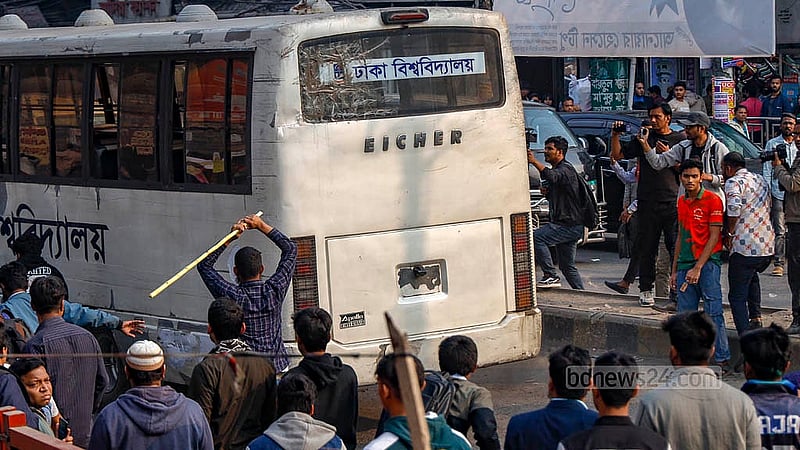 ঢাকা সেন্ট্রাল ইউনিভার্সিটি গঠনের অধ্যাদেশ জারির দাবিতে বৃহস্পতিবার দুপুরে সায়েন্স ল্যাবরেটরি মোড় অবরোধ করেন বিভিন্ন কলেজের শিক্ষার্থীরা। অবরোধ উপেক্ষা করে ঢাকা বিশ্ববিদ্যালয়ের একটি বাস যাওয়া চেষ্টা করলে তার উপর চড়াও হয় আন্দোলনকারীরা