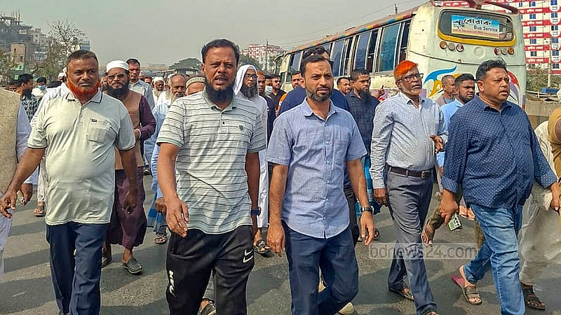 তীব্র গ্যাস সংকটের প্রতিবাদে রোববার রাজধানীর রায়েরবাগ এলাকায় ঢাকা-চট্টগ্রাম মহাসড়ক অবরোধ করে বিক্ষোভ দেখান স্থানীয়রা