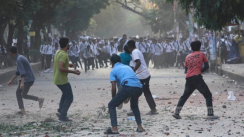 ধানমন্ডি ২ নম্বর সড়কে বুধবার সিটি কলেজের শিক্ষার্থীদের ধাওয়া করেন ঢাকা কলেজের শিক্ষার্থীরা।