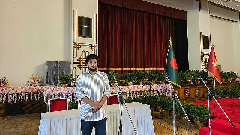 বিজয় দিবসে যুক্ত বাংলা ও ভারতের পূর্বাঞ্চলীয় সাত রাজ্য যুক্ত করে একটি মানচিত্র প্রকাশ করে নতুন ‘ভূখণ্ড ও বন্দোবস্ত লাগবে’ উল্লেখ করে ফেইসবুকে পোস্ট দেন উপদেষ্টা মাহফুজ আলম। পরে ব্যাখ্যা না দিয়ে সেই পোস্ট তিনি সরিয়ে নেন।