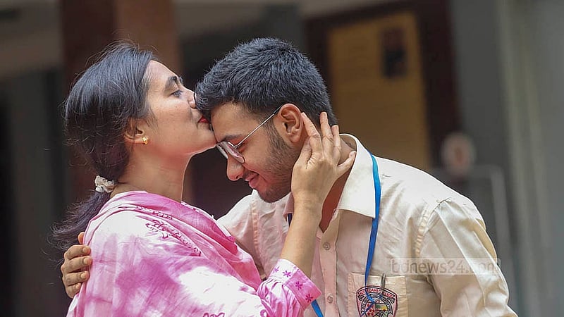 জিপিএ-৫ পাওয়ায় ঢাকা নটরডেম কলেজের শিক্ষার্থী রায়হানের কপালে চুমু দিচ্ছেন তার মা।ছবি: আব্দুল্লাহ আল মমীন