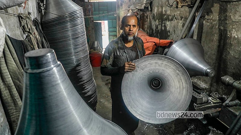ঢাকার শ্যামপুর এলাকায় একটি কারখানায় প্রতিদিন দুই থেকে আড়াইশ মাইক তৈরি হচ্ছে। কারিগররা বলছেন, ভোটের কারণে মাইকের চাহিদা বেড়ে গেছে