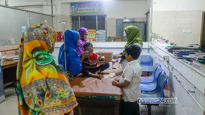 ঢাকা শিশু হাসাপাতালে ঠান্ডাজনিত রোগে আক্রান্ত এক শিশুকে চিকিৎসা দিচ্ছেন নার্স। ছবি: আব্দুল্লাহ আল মমীন