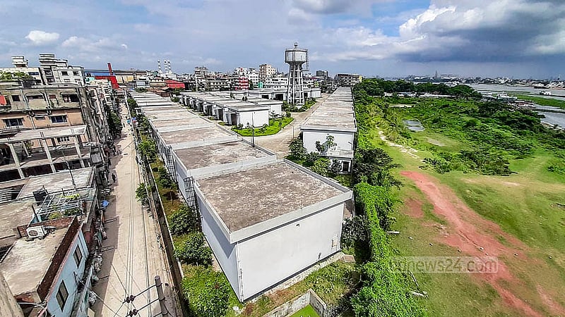 বুড়িগঙ্গা নদীর পাড়ে শ্যামপুরে নির্মাণ করা হয়েছে রাসায়নিকের গুদাম। নারায়ণগঞ্জ ডকইয়ার্ড অ্যান্ড ইঞ্জিনিয়ারিং ওয়ার্কস লিমিটেড এটি তৈরি করে। ছবি: আব্দুল্লাহ আল মমীন