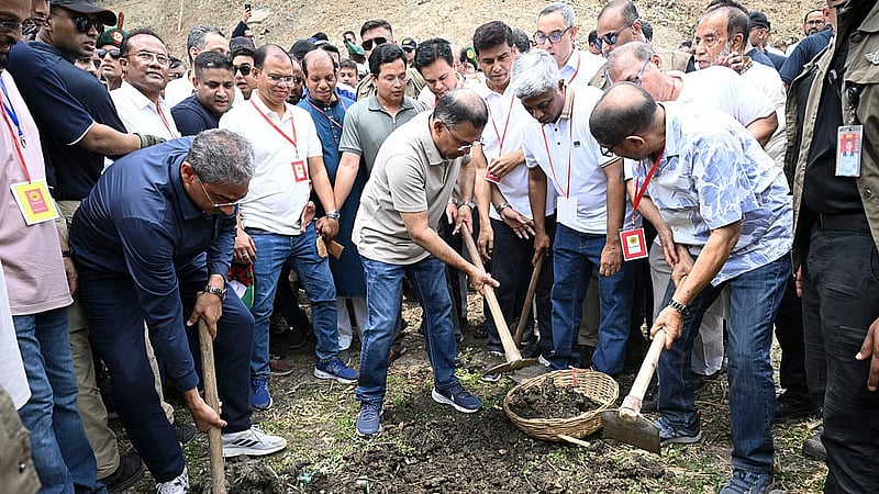 যশোরের শার্শায় সোমবার দুপুরে কোদাল দিয়ে মাটি কেটে উলশী খাল (জিয়া খাল) পুনঃখনন কার্যক্রমের সূচনা করেন প্রধানমন্ত্রী তারেক রহমান
