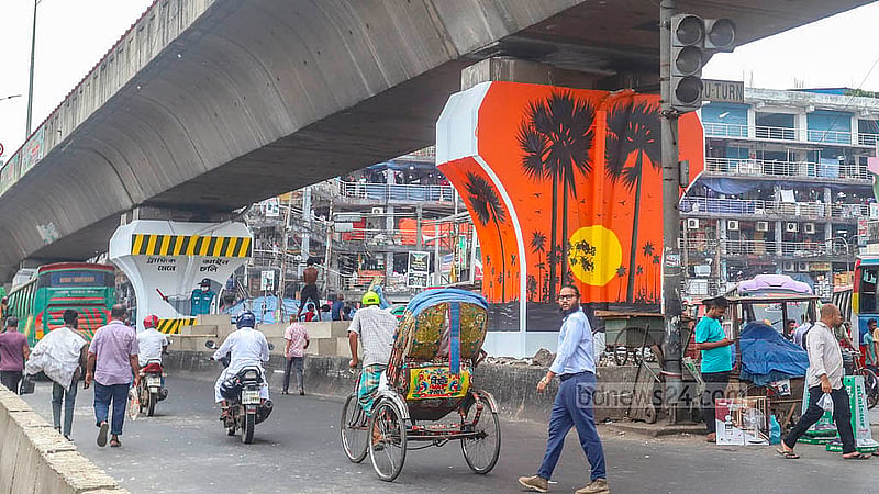 সৌন্দর্য বর্ধনের জন্য যাত্রাবাড়ী-গুলিস্তান ফ্লাইওভারের নিচে করা হচ্ছে রিকশা পেইন্ট। গুলিস্তান এলাকা থেকে তোলা। ছবি: আব্দুল্লাহ আল মমীন