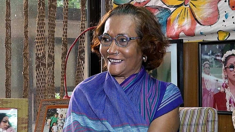 স্বাধীনতার পরের বছর ফ্যাশন ডিজাইনিংয়ে পড়তে যুক্তরাজ্যে যান বিবি রাসেল। পড়াশোনা শেষে তিনি সেখানেই ডিজাইনার ও মডেল হিসেবে প্রতিষ্ঠিত হন, দেশে ফেরেন ১৯৯৪ সালে। গড়ে তুলেছেন বিবি’জ প্রোডাকশন।