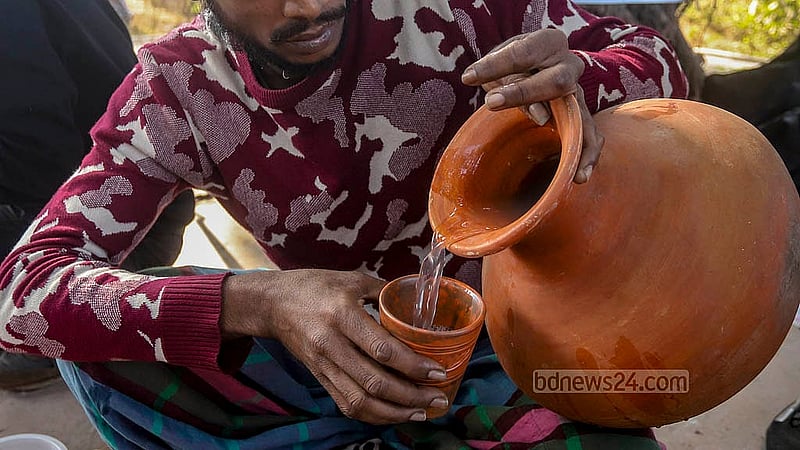 ঢাকার ডেমরায় বালু নদীর পাড়ে শুক্রবার সকালে রস মেলায় খেজুর রস আনা হয় মাটির কলসে। ছবি: আব্দুল্লাহ আল মমীন