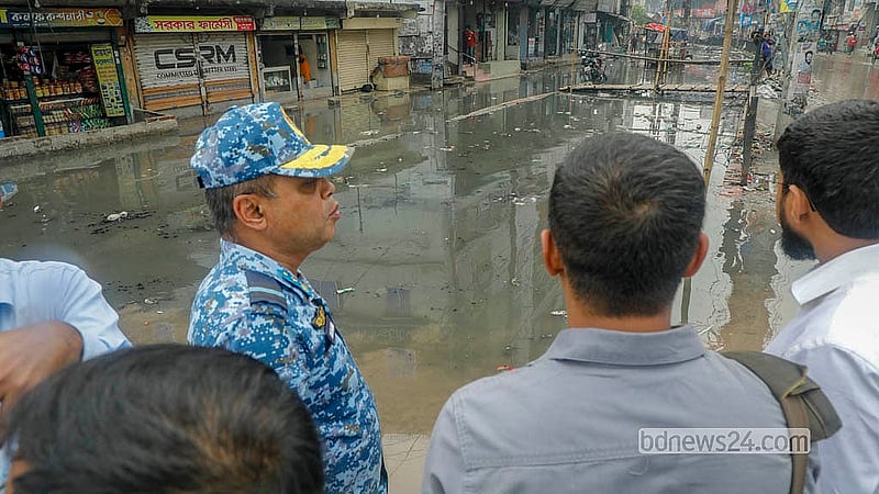সোমবার দুপুরের বৃষ্টিতে যাত্রাবাড়ীর কুতুবখালী খাল এলাকায় জলজট তৈরি হলে সেখানে পরিদর্শনে যান ঢাকা দক্ষিণ সিটির প্রধান বর্জ্য ব্যবস্থাপনা কর্মকর্তা মাহাবুবুর রহমান তালুকদার