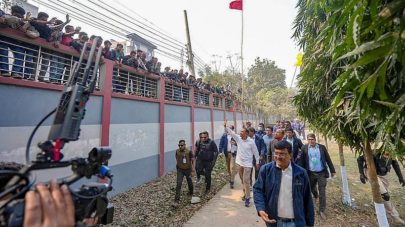 ঠাকুরগাঁওয়ে সরকারি বালক উচ্চবিদ্যালয় মাঠে শনিবার নির্বাচনি জনসভায় যোগ দিয়ে হাত নেড়ে শুভেচ্ছা জানান বিএনপির চেয়ারম্যান তারেক রহমান