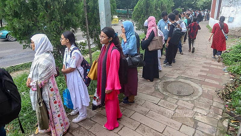 রাজধানীর হাতিরঝিলে ওয়াটার ট্যাক্সি চলাচল বন্ধ, তাই এফডিসি প্রান্তে চক্রাকার বাসে উঠতে যাত্রীদের লম্বা সারি। ছবি: আব্দুল্লাহ আল মমীন
