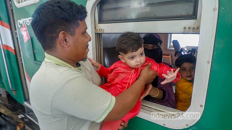 স্বজনদের সঙ্গে রোজার ঈদ উদযাপন করতে ঢাকা ছাড়ছে পরিবার। শুক্রবার কমলাপুর রেলওয়ে স্টেশনে ট্রেনে তুলে দিয়ে সন্তানদের বিদায় জানাচ্ছেন বাবা