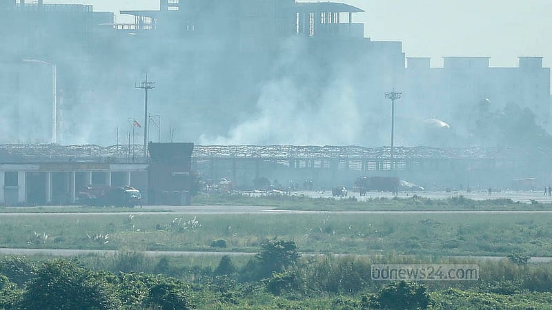অগ্নি দুর্ঘটনায় ভেঙে পড়েছে শাহজালাল আন্তর্জাতিক বিমানবন্দরে কার্গো ভিলেজের আমদানি কমপ্লেক্সের টিনের ছাদ